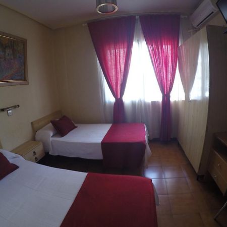 Hostal Suarez Madrid Luaran gambar