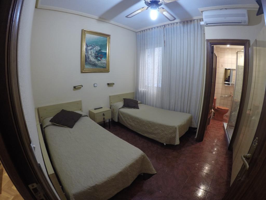 Hostal Suarez Madrid Luaran gambar