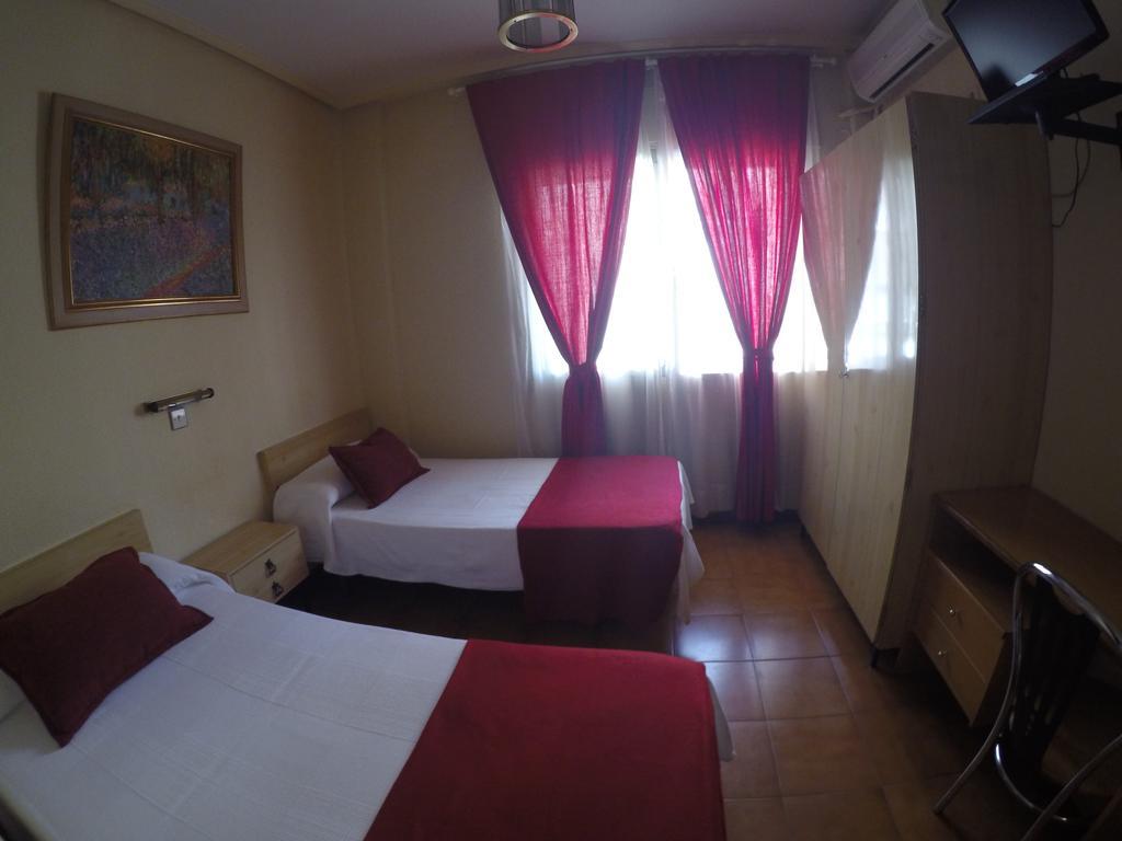 Hostal Suarez Madrid Luaran gambar